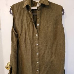 Sleeveless top with shell buttons